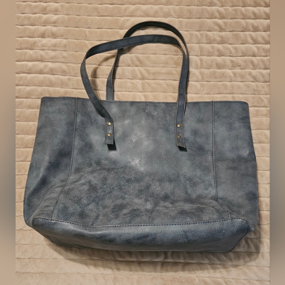 Large Blue Bag‎ with Gold Accents - Picture 7 of 10